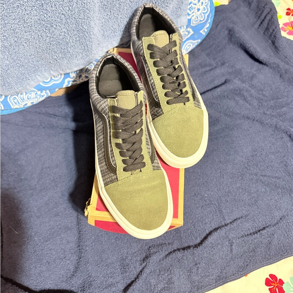 Vans Old Skool Sneakers – Olive & Black with Plaid Detail, Men’s 7 / Women’s 8,